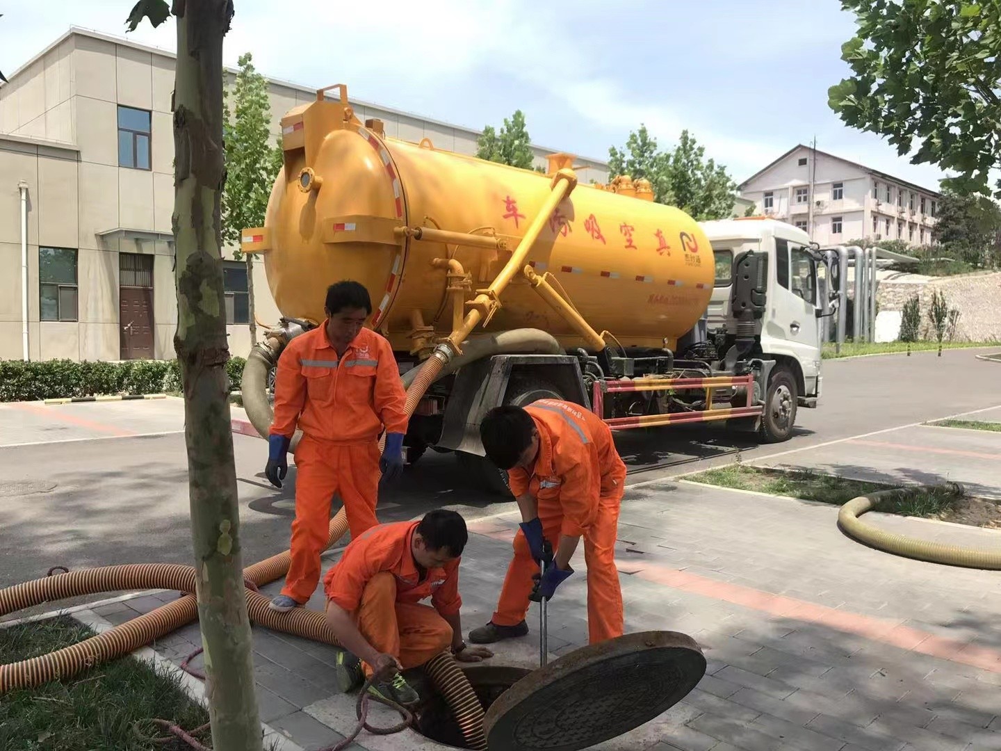 凤泉管道疏通车停在窨井附近