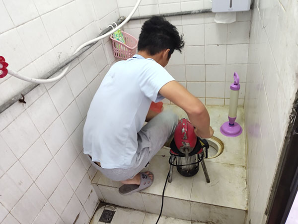 凤泉肥皂掉到马桶里把马桶堵住了怎么办？马桶堵住了怎么办