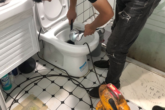 凤泉马桶堵塞自己疏通还是找师傅？专业上门服务让你省时更省心