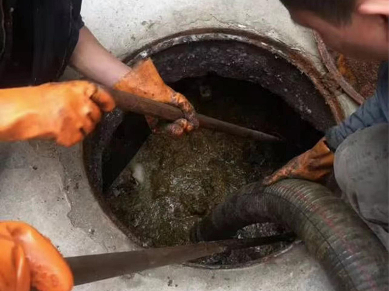 凤泉清理化粪池时如何避免沼气的危害？